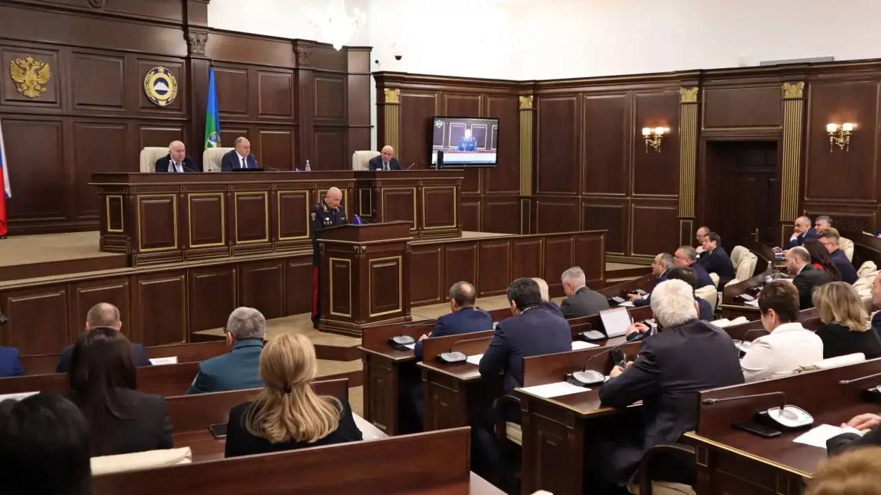 Министр внутренних дел по Карачаево-Черкесии Владимир Нефедов отчитался перед Парламентом КЧР о деятельности республиканского МВД в 2025 году Министр внутренних дел по Карачаево-Черкесии Владимир Нефедов отчитался перед Парламентом КЧР о деятельности республиканского МВД в 2025 году