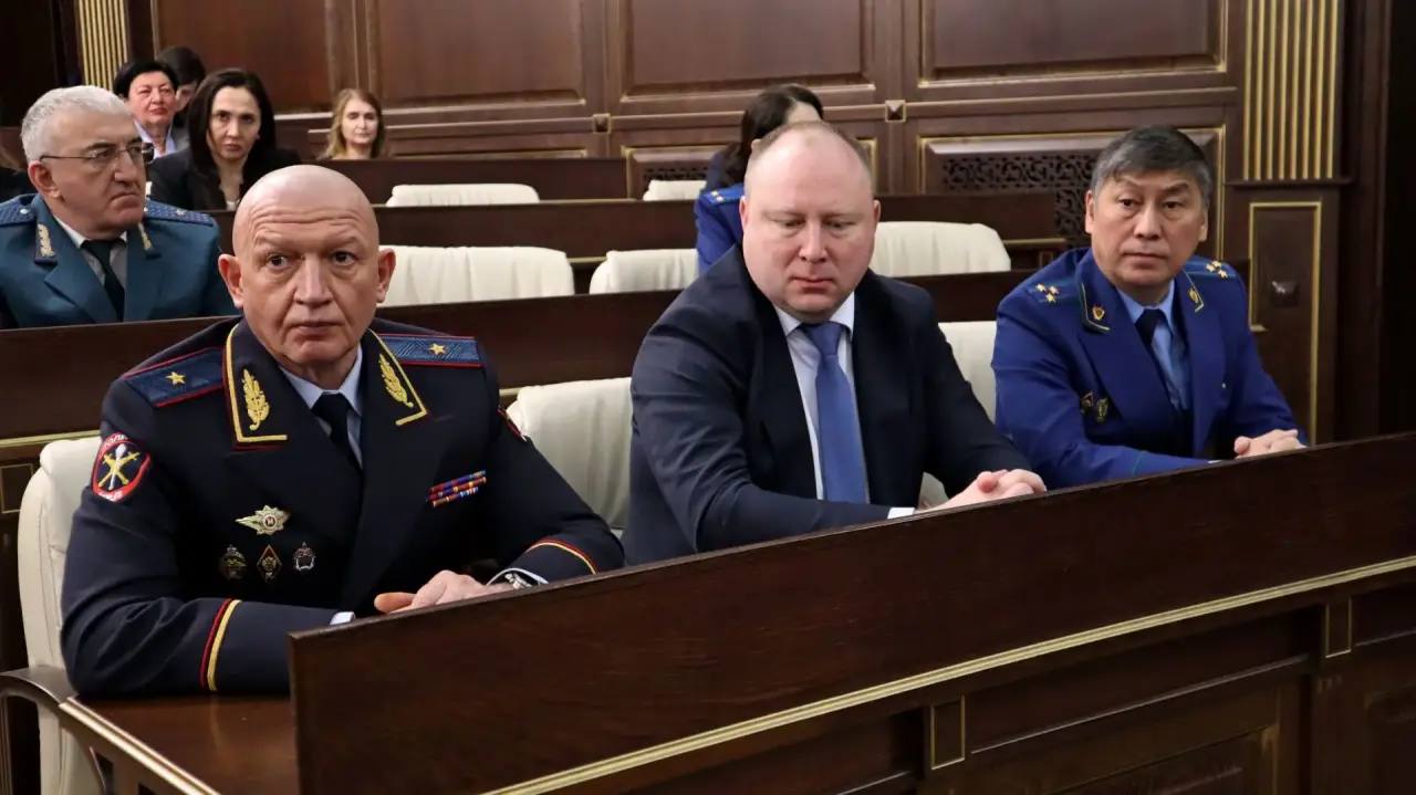 Министр внутренних дел по Карачаево-Черкесии Владимир Нефедов отчитался перед Парламентом КЧР о деятельности республиканского МВД в 2025 году Министр внутренних дел по Карачаево-Черкесии Владимир Нефедов отчитался перед Парламентом КЧР о деятельности республиканского МВД в 2025 году