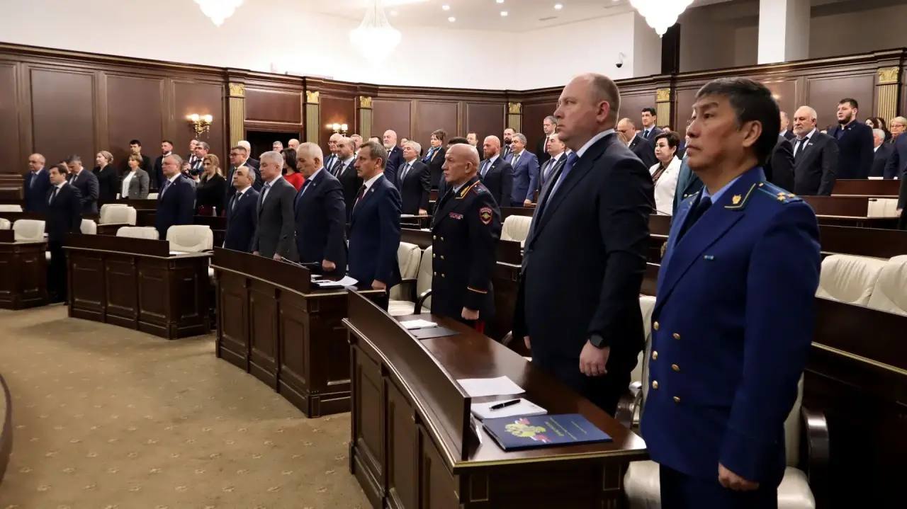 Министр внутренних дел по Карачаево-Черкесии Владимир Нефедов отчитался перед Парламентом КЧР о деятельности республиканского МВД в 2025 году Министр внутренних дел по Карачаево-Черкесии Владимир Нефедов отчитался перед Парламентом КЧР о деятельности республиканского МВД в 2025 году