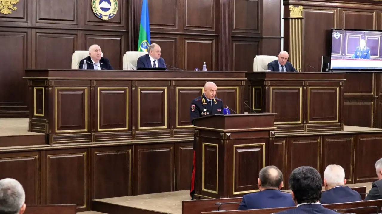 Министр внутренних дел по Карачаево-Черкесии Владимир Нефедов отчитался перед Парламентом КЧР о деятельности республиканского МВД в 2025 году Министр внутренних дел по Карачаево-Черкесии Владимир Нефедов отчитался перед Парламентом КЧР о деятельности республиканского МВД в 2025 году
