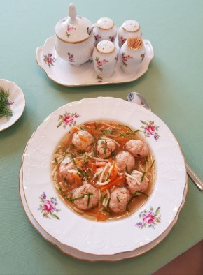 Теплый суп с фрикадельками, как у бабушки: секреты домашней кухни