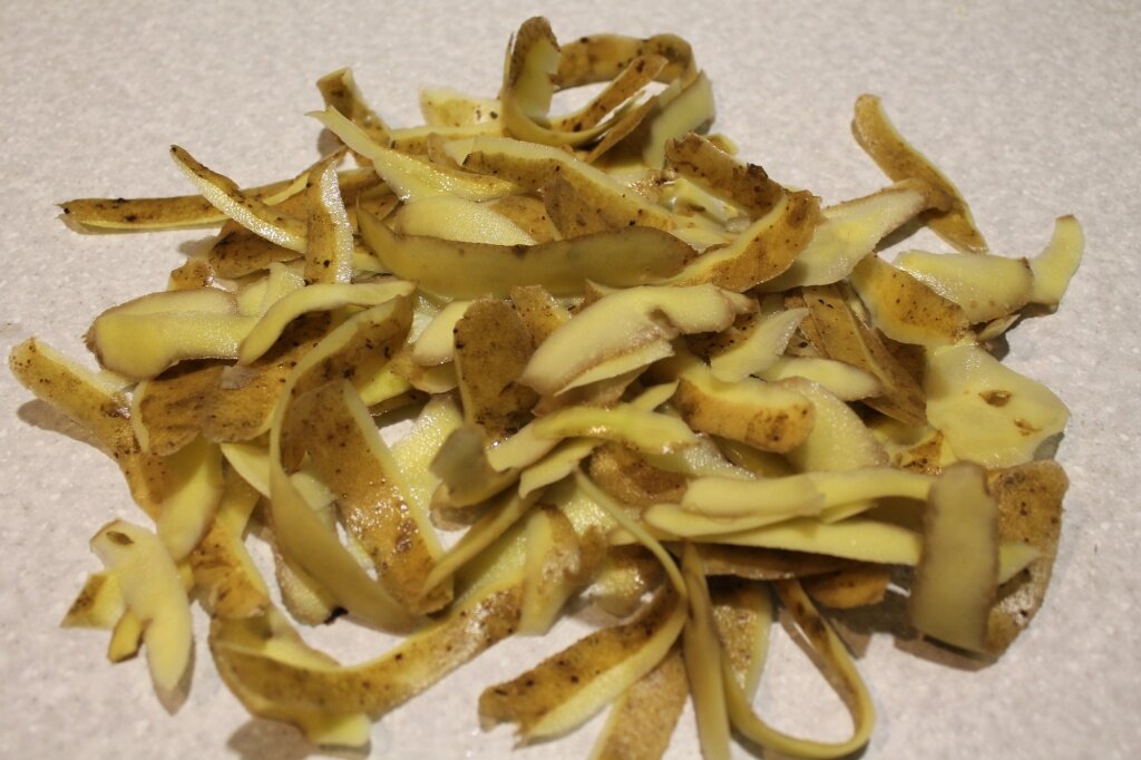 Как картофельные очистки могут улучшить ваш сад