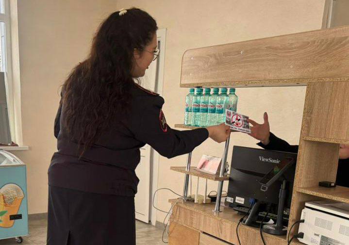 Сотрудники Госавтоинспекции МО МВД России «Зеленчукский» распространяют листовки с информацией о тяжких последствиях управления транспортным средством в состоянии алкогольного опьянения на автозаправочных станциях... Сотрудники Госавтоинспекции МО МВД России «Зеленчукский» распространяют листовки с информацией о тяжких последствиях управления транспортным средством в состоянии алкогольного опьянения на автозаправочных станциях...