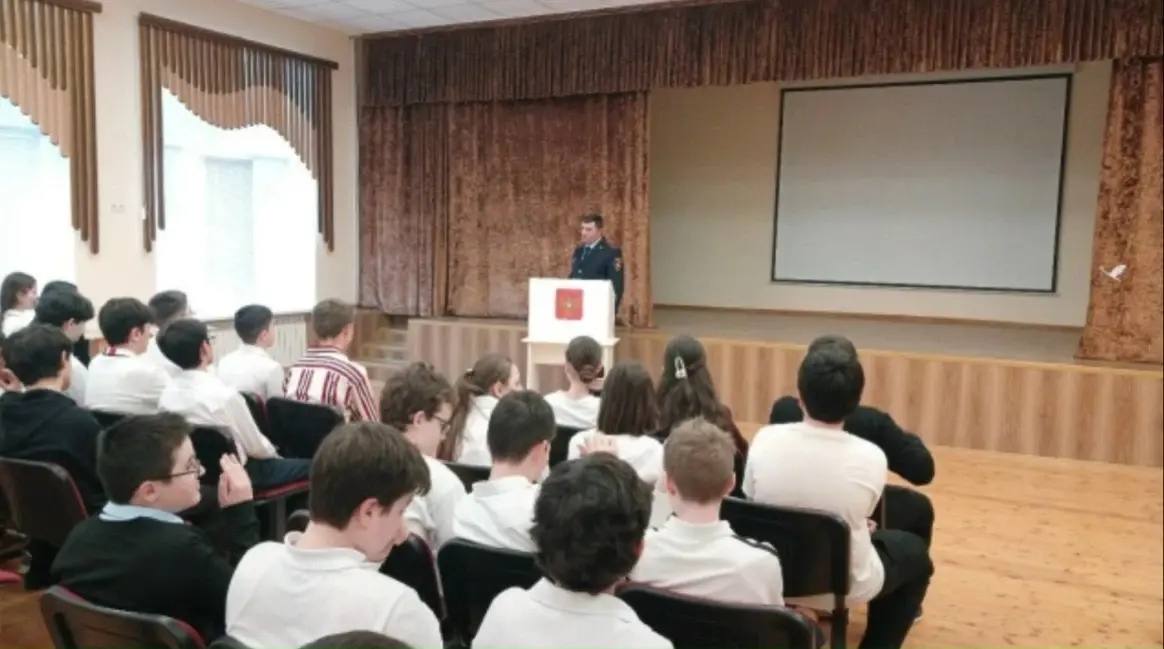 Полицейские МВД по Карачаево-Черкесии рассказали школьникам о правилах цифровой безопасности
