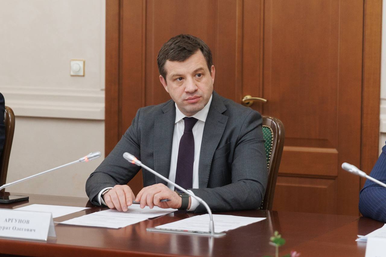 Премьер-министр КЧР Мурат Аргунов провел заседание Правительства региона, на котором было рассмотрено около 20 вопросов Премьер-министр КЧР Мурат Аргунов провел заседание Правительства региона, на котором было рассмотрено около 20 вопросов