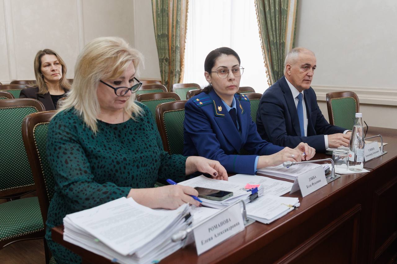 Премьер-министр КЧР Мурат Аргунов провел заседание Правительства региона, на котором было рассмотрено около 20 вопросов Премьер-министр КЧР Мурат Аргунов провел заседание Правительства региона, на котором было рассмотрено около 20 вопросов