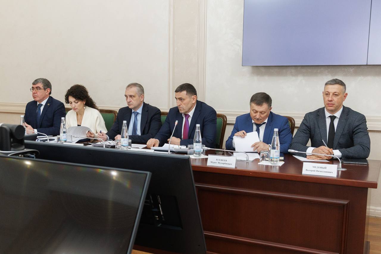 Премьер-министр КЧР Мурат Аргунов провел заседание Правительства региона, на котором было рассмотрено около 20 вопросов Премьер-министр КЧР Мурат Аргунов провел заседание Правительства региона, на котором было рассмотрено около 20 вопросов