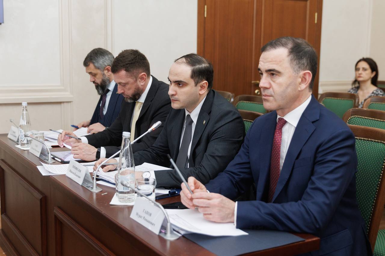 Премьер-министр КЧР Мурат Аргунов провел заседание Правительства региона, на котором было рассмотрено около 20 вопросов Премьер-министр КЧР Мурат Аргунов провел заседание Правительства региона, на котором было рассмотрено около 20 вопросов