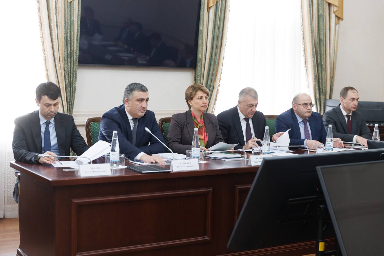 Премьер-министр КЧР Мурат Аргунов провел заседание Правительства региона, на котором было рассмотрено около 20 вопросов Премьер-министр КЧР Мурат Аргунов провел заседание Правительства региона, на котором было рассмотрено около 20 вопросов