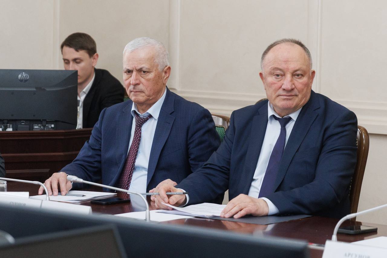 Премьер-министр КЧР Мурат Аргунов провел заседание Правительства региона, на котором было рассмотрено около 20 вопросов Премьер-министр КЧР Мурат Аргунов провел заседание Правительства региона, на котором было рассмотрено около 20 вопросов