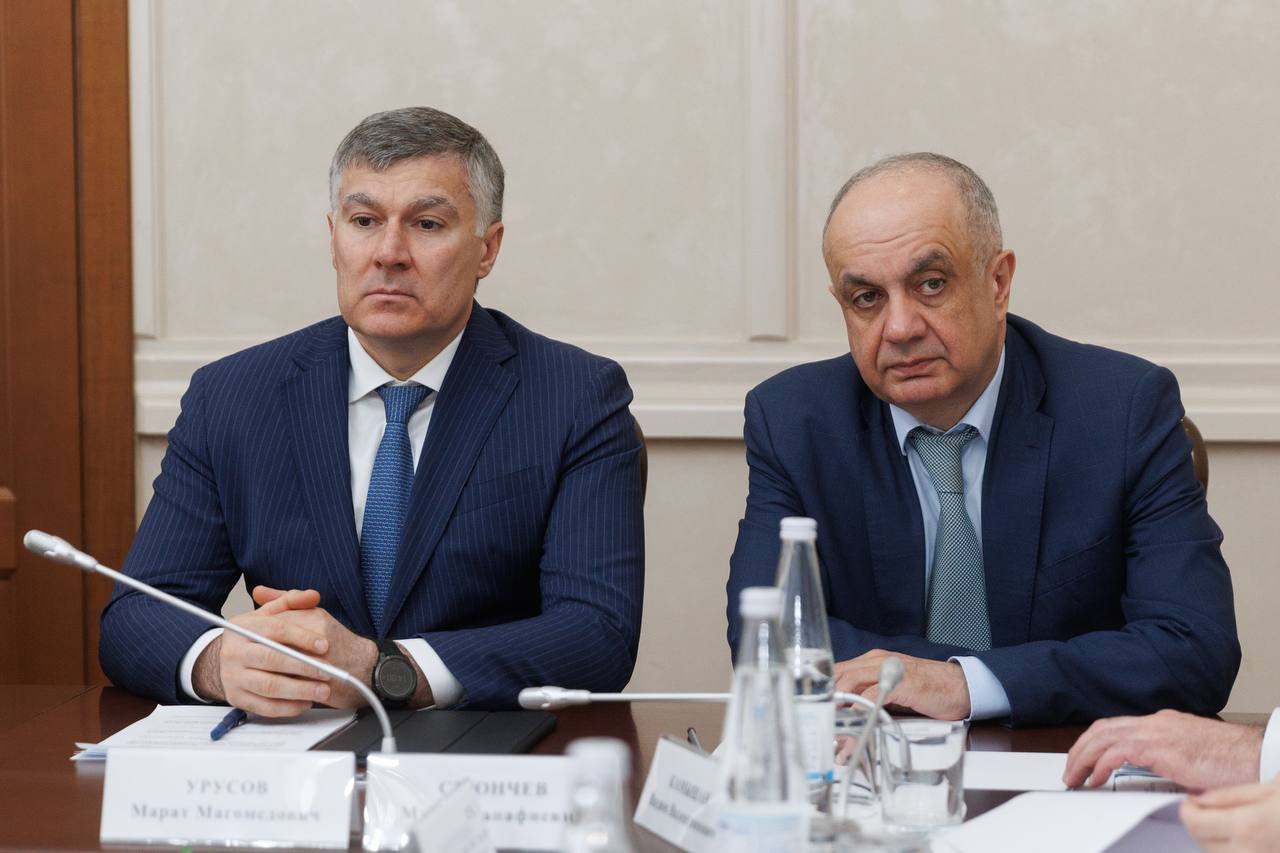 Премьер-министр КЧР Мурат Аргунов провел заседание Правительства региона, на котором было рассмотрено около 20 вопросов Премьер-министр КЧР Мурат Аргунов провел заседание Правительства региона, на котором было рассмотрено около 20 вопросов