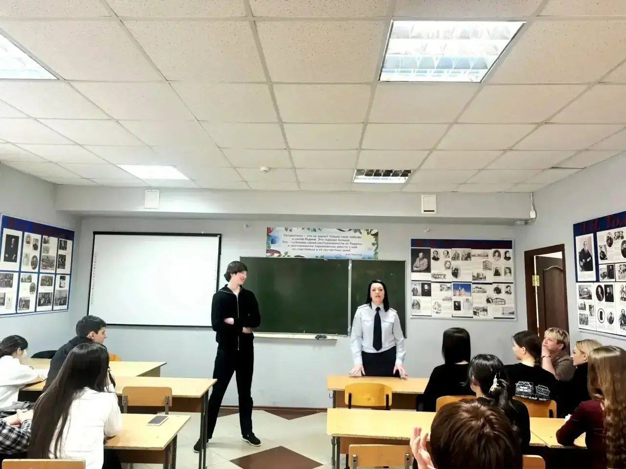 В целях сокращения дорожно-транспортных происшествий с участием несовершеннолетних водителей, не имеющих права управления транспортными средствами, с учащимися Карачаево-Черкесского финансово-юридического колледжа... В целях сокращения дорожно-транспортных происшествий с участием несовершеннолетних водителей, не имеющих права управления транспортными средствами, с учащимися Карачаево-Черкесского финансово-юридического колледжа...