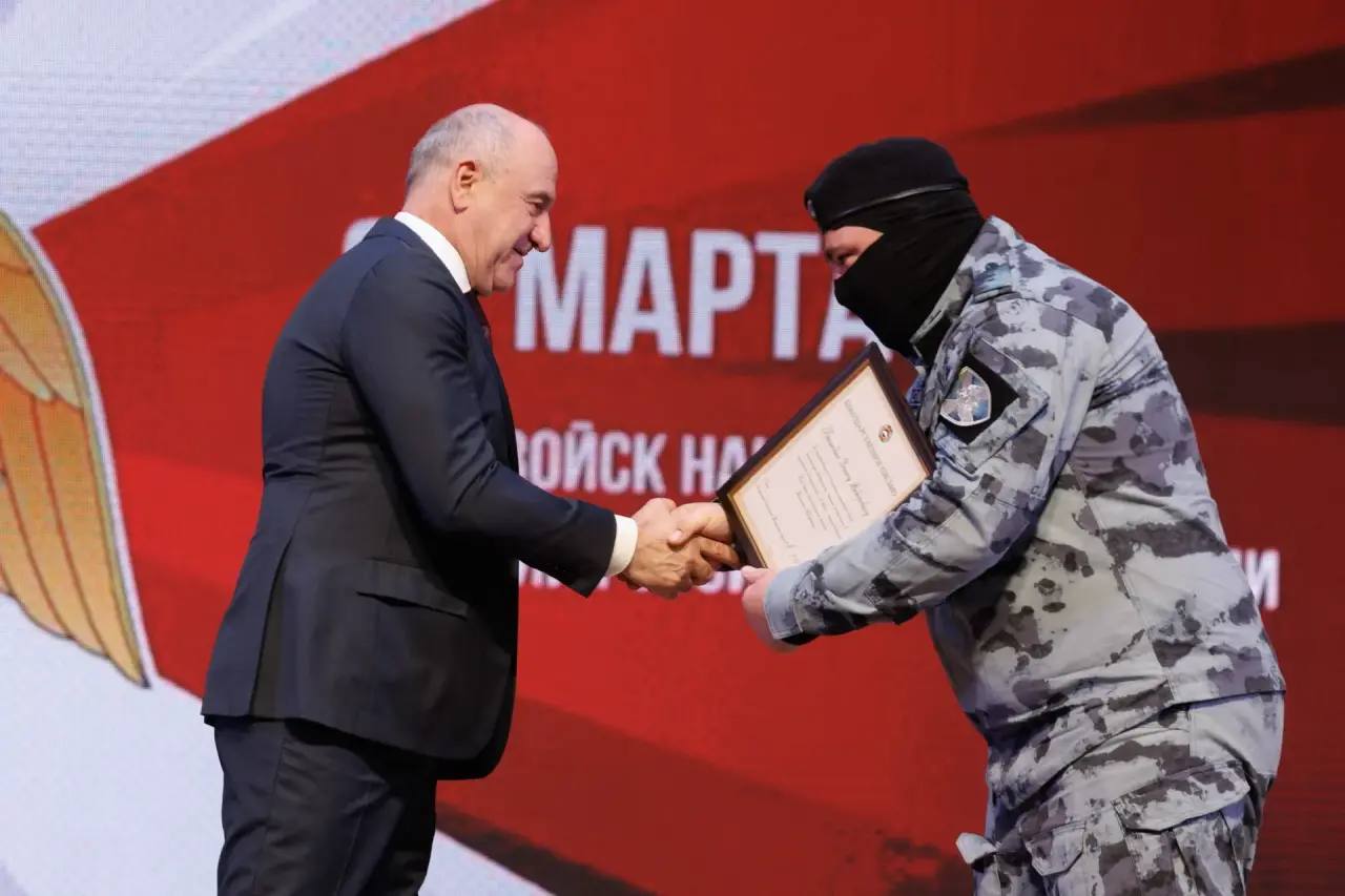 Рашид Темрезов: Добрый день! Принял участие в торжественном мероприятии, посвященном 10-летию образования Федеральной службы войск национальной гвардии России и 215-ой годовщине образования войск правопорядка