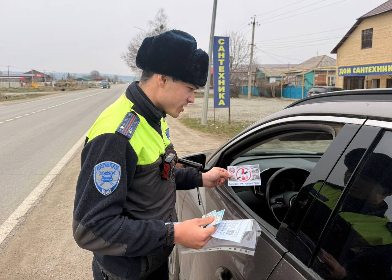 В рамках оперативно- профилактического мероприятия «Трезвый водитель» сотрудники Госавтоинспекции Межмуниципального отдела МВД России «Зеленчукский» проводят профилактические беседы с водителями транспортных средств В рамках оперативно- профилактического мероприятия «Трезвый водитель» сотрудники Госавтоинспекции Межмуниципального отдела МВД России «Зеленчукский» проводят профилактические беседы с водителями транспортных средств