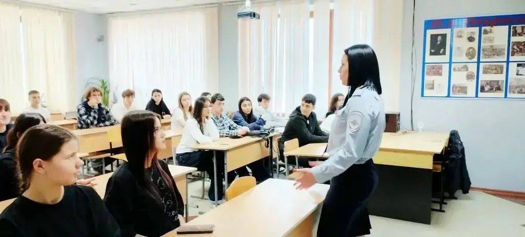 В целях сокращения дорожно-транспортных происшествий с участием несовершеннолетних водителей, не имеющих права управления транспортными средствами, с учащимися Карачаево-Черкесского финансово-юридического колледжа... В целях сокращения дорожно-транспортных происшествий с участием несовершеннолетних водителей, не имеющих права управления транспортными средствами, с учащимися Карачаево-Черкесского финансово-юридического колледжа...