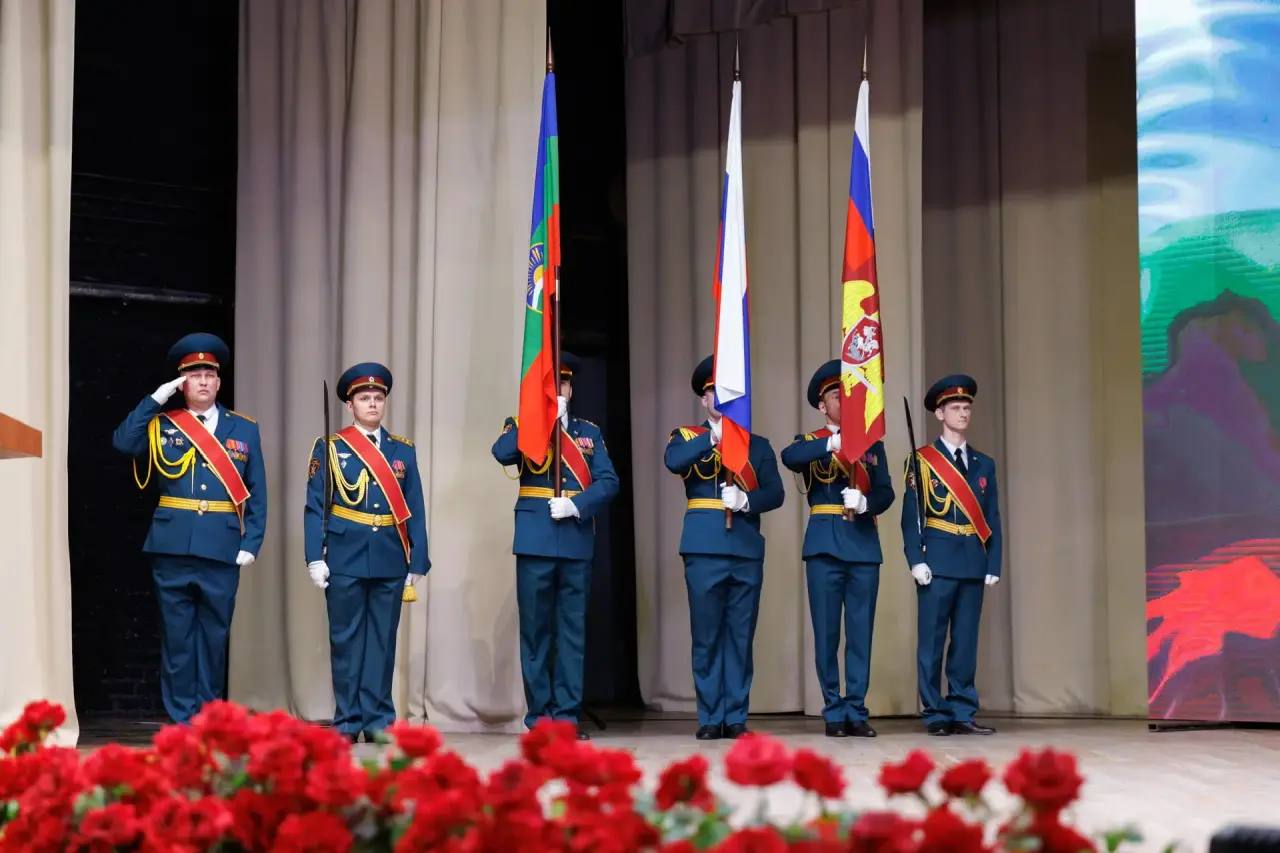 Рашид Темрезов: Добрый день! Принял участие в торжественном мероприятии, посвященном 10-летию образования Федеральной службы войск национальной гвардии России и 215-ой годовщине образования войск правопорядка Рашид Темрезов: Добрый день! Принял участие в торжественном мероприятии, посвященном 10-летию образования Федеральной службы войск национальной гвардии России и 215-ой годовщине образования войск правопорядка