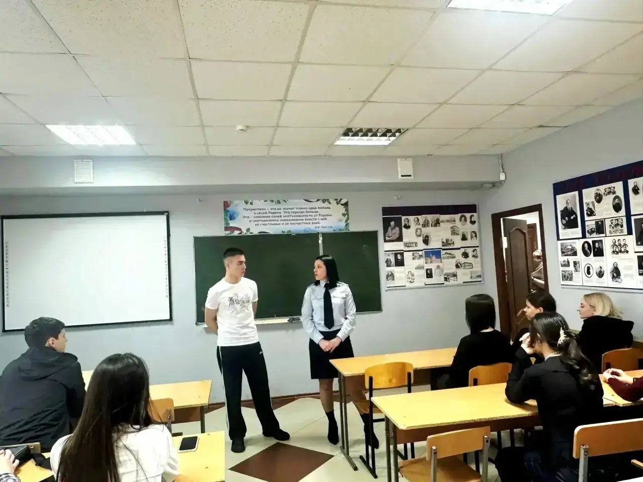 В целях сокращения дорожно-транспортных происшествий с участием несовершеннолетних водителей, не имеющих права управления транспортными средствами, с учащимися Карачаево-Черкесского финансово-юридического колледжа...