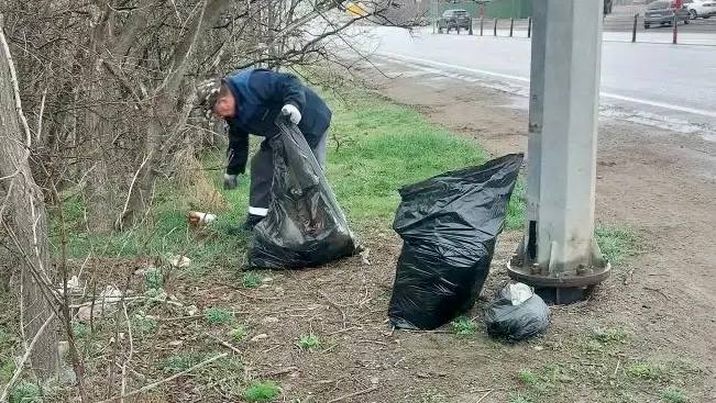 От слов к делу: в Черкесске провели первый в этом году субботник От слов к делу: в Черкесске провели первый в этом году субботник