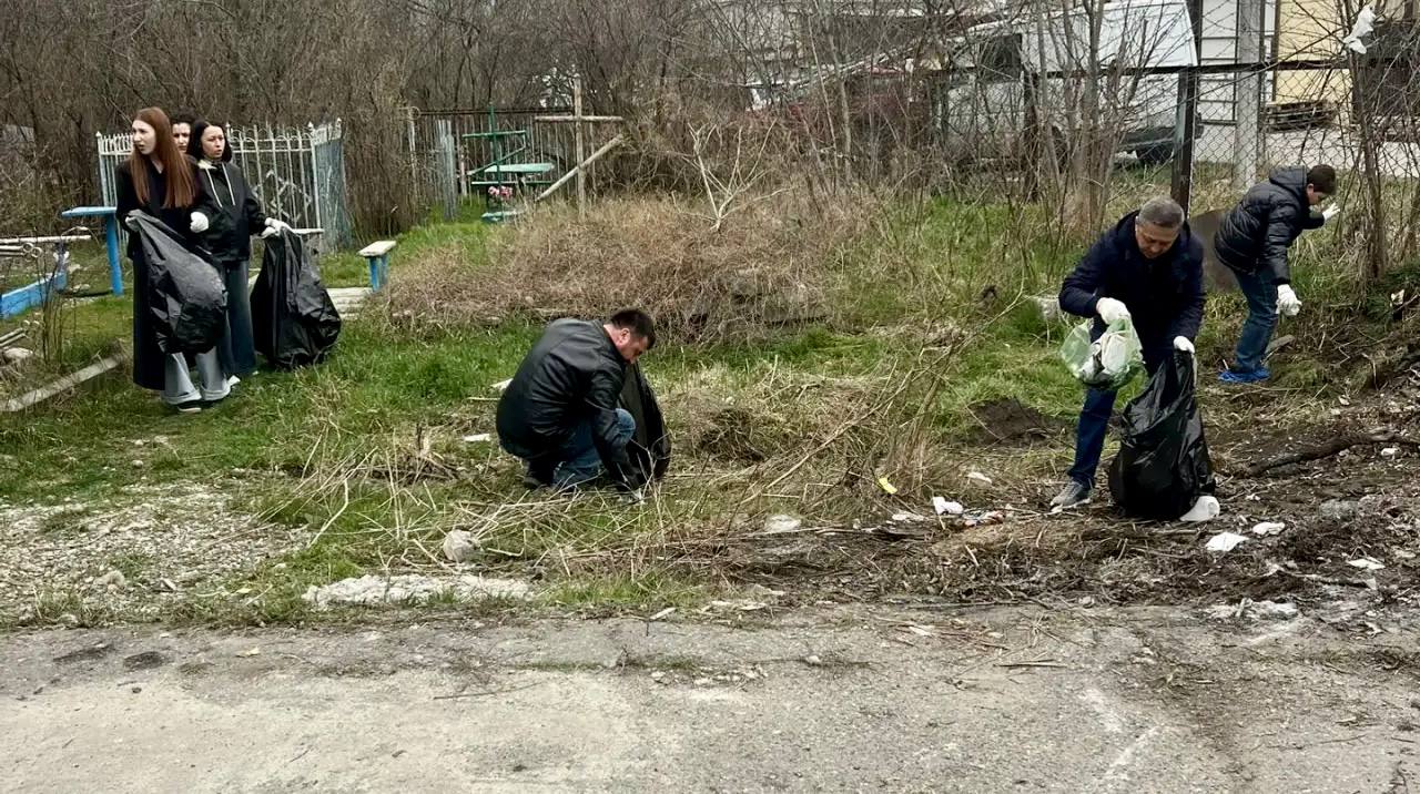 От слов к делу: в Черкесске провели первый в этом году субботник От слов к делу: в Черкесске провели первый в этом году субботник