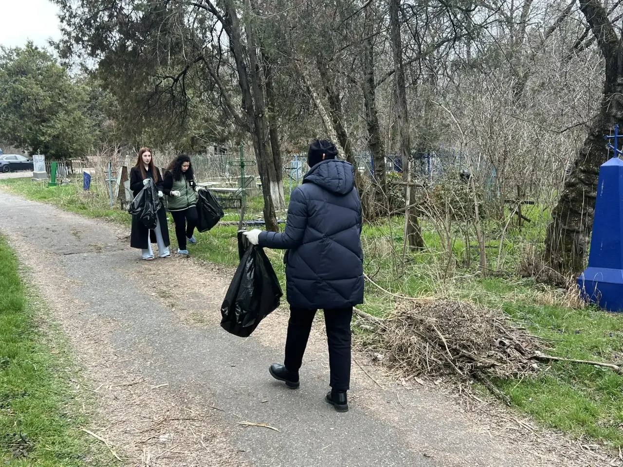 От слов к делу: в Черкесске провели первый в этом году субботник От слов к делу: в Черкесске провели первый в этом году субботник