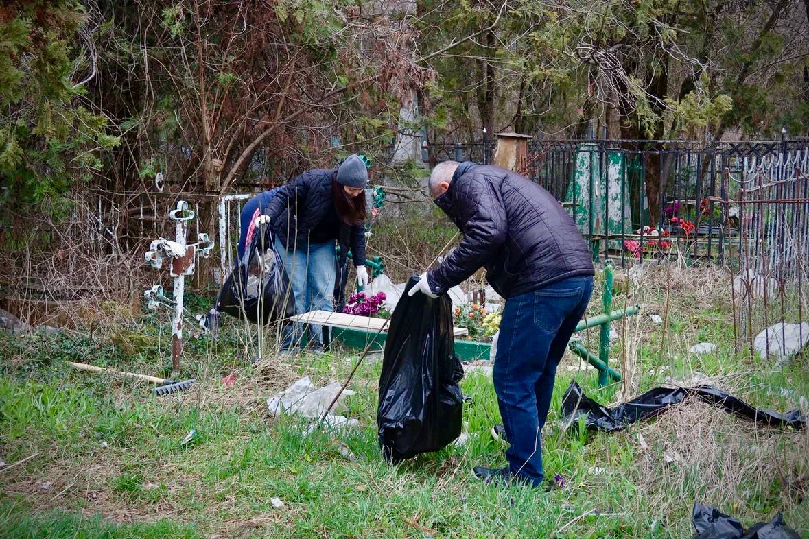 От слов к делу: в Черкесске провели первый в этом году субботник От слов к делу: в Черкесске провели первый в этом году субботник
