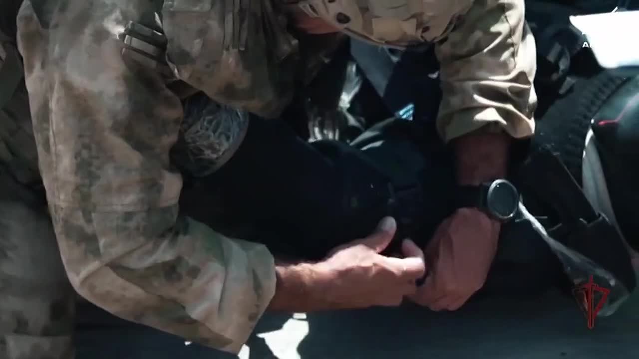 Обеспечивают государственную и общественную безопасность России