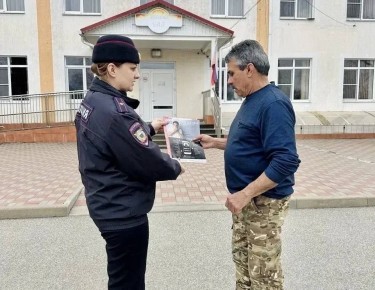 В рамках профилактики преступлений в сфере мошенничества сотрудники МО МВД России «Зеленчукский» провели профилактический подворный обход и обход мест массового пользования