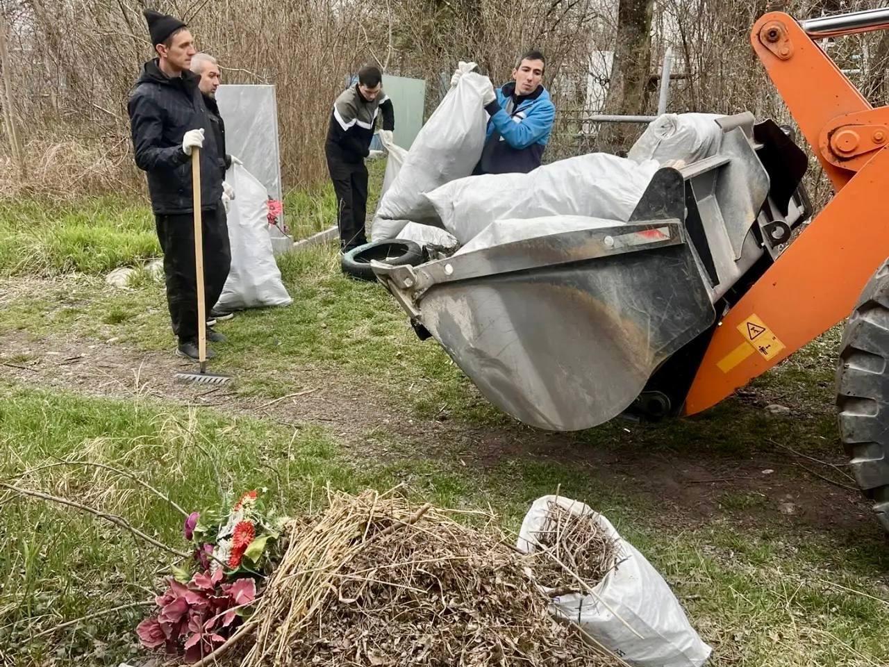 От слов к делу: в Черкесске провели первый в этом году субботник От слов к делу: в Черкесске провели первый в этом году субботник