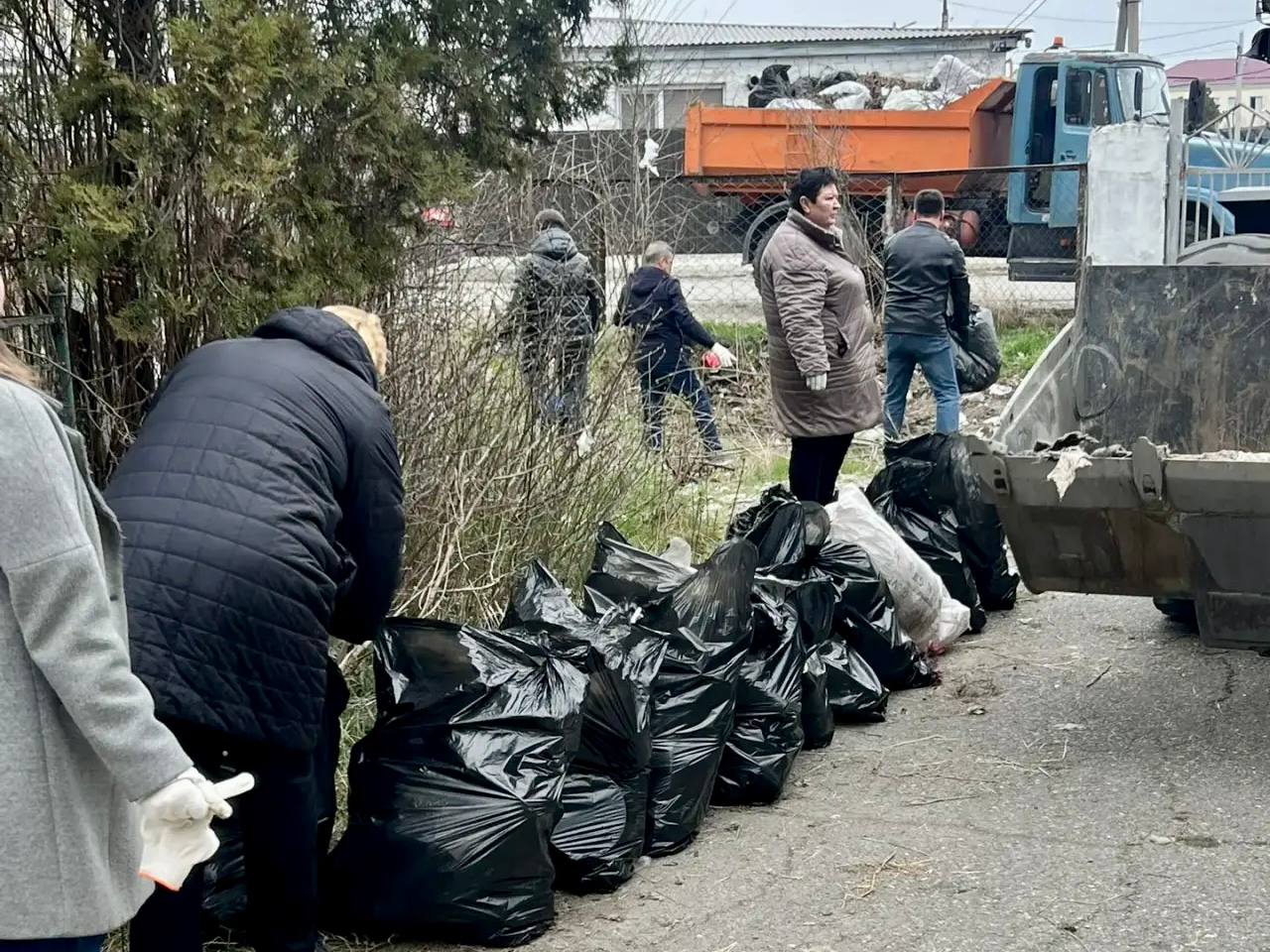 От слов к делу: в Черкесске провели первый в этом году субботник От слов к делу: в Черкесске провели первый в этом году субботник