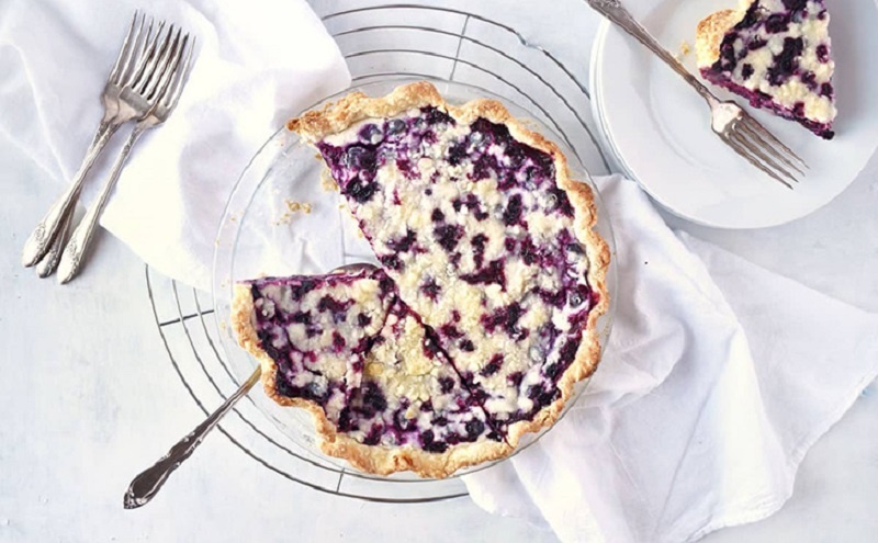 Ягодный пирог со сметанной заливкой: простой путь к вкусному десерту