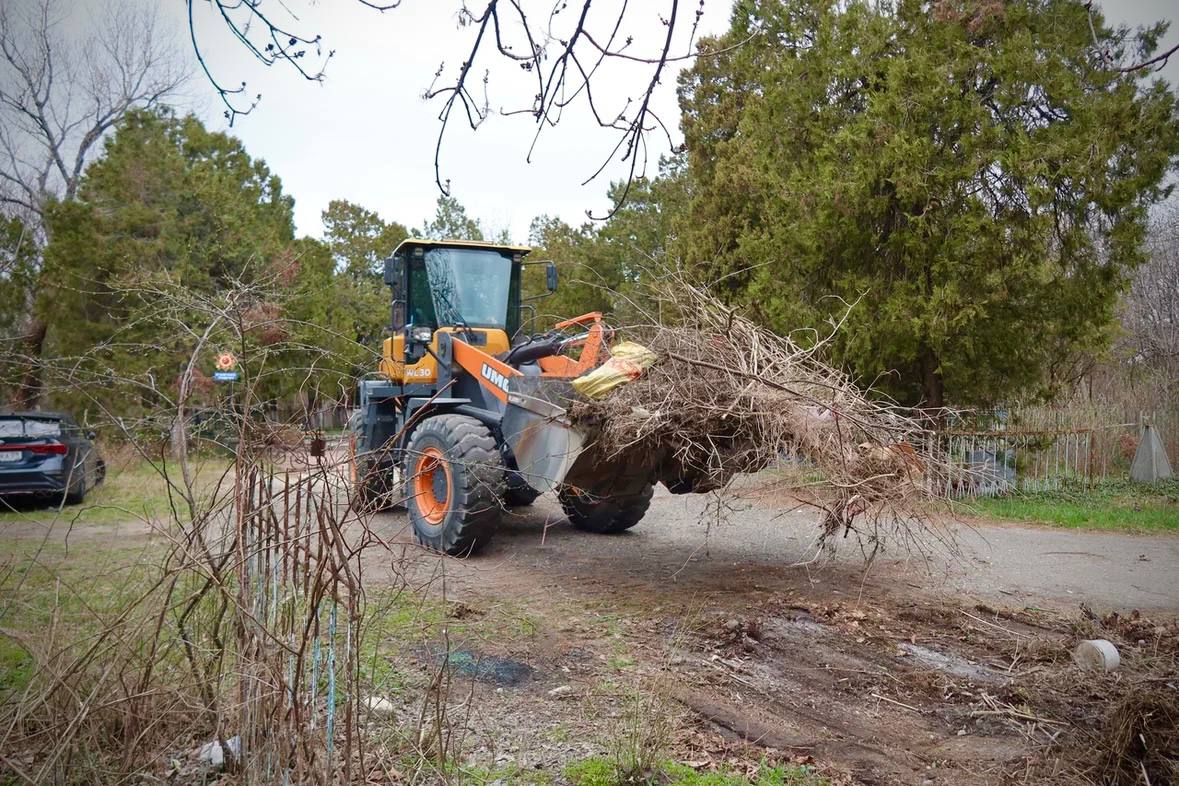 От слов к делу: в Черкесске провели первый в этом году субботник От слов к делу: в Черкесске провели первый в этом году субботник