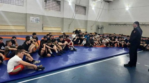 Сотрудники отделения по делам несовершеннолетних Отдела МВД России по городу Черкесску в рамках оперативно-профилактического мероприятия «Закон и подросток» провели профилактические беседы с учащимися спортивных школ города