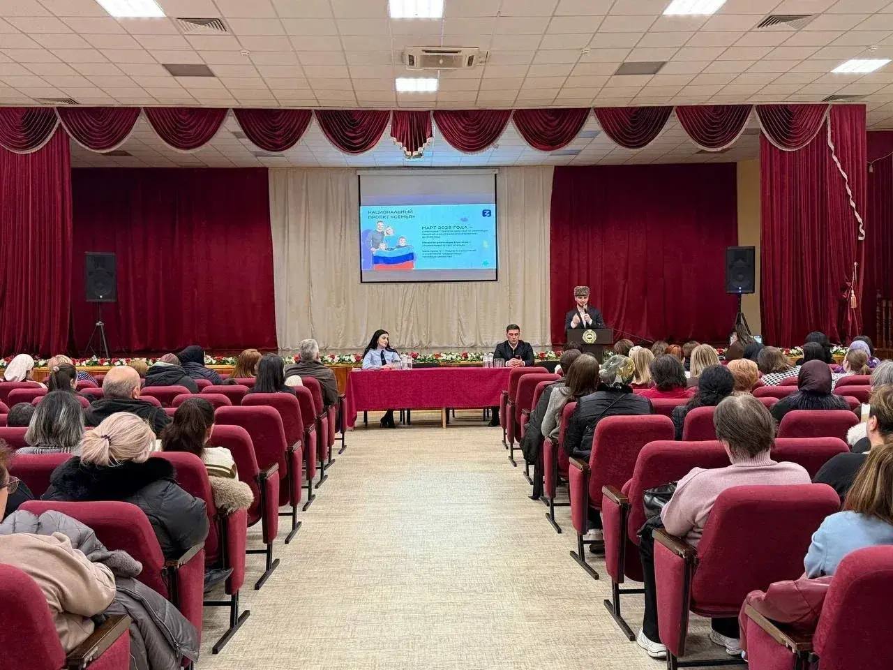 В Карачаево-Черкесской Республике завершился масштабный родительский форум, организованный Российским обществом «Знание» при участии представителей правоохранительных органов региона