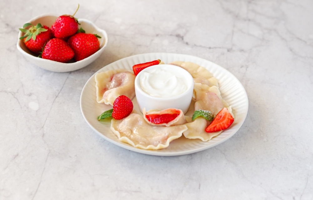 Как приготовить вареники с клубникой: классика летнего вкуса