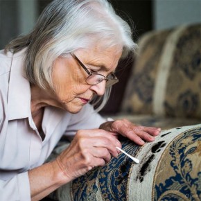 Как эффективно удалить чернильные пятна с дивана: советы и секреты