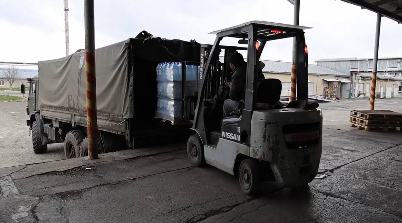 9 тонн воды отправили из КЧР в военный госпиталь в Ростовской области, где проходят лечение и реабилитацию бойцы СВО