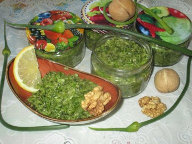 Чесночные стрелки с хреном: яркий вкус для зимних заготовок