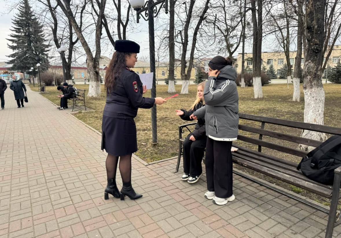В преддверии теплых дней, когда дети больше гуляют и находятся на улице, сотрудники Госавтоинспекции Межмуниципального отдела МВД России «Зеленчукский» проводят профилактические беседы с родителями и водителями СИМ, в целях...