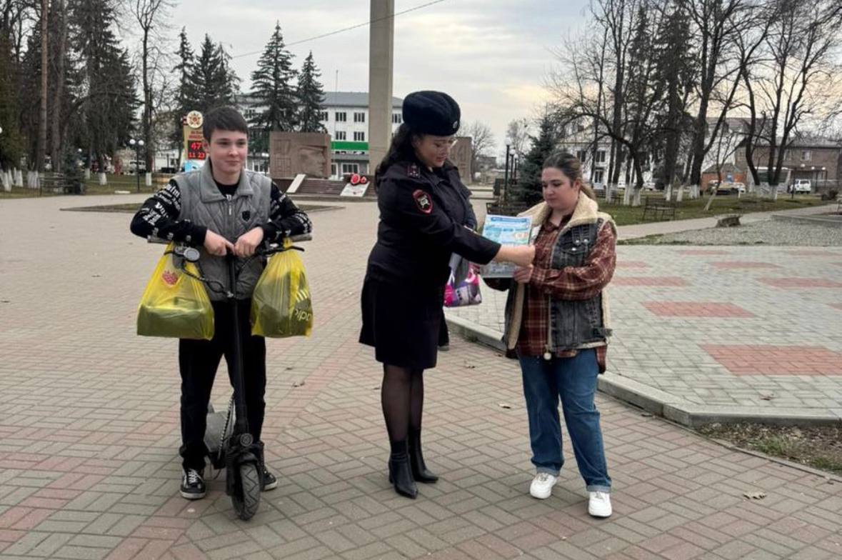 В преддверии теплых дней, когда дети больше гуляют и находятся на улице, сотрудники Госавтоинспекции Межмуниципального отдела МВД России «Зеленчукский» проводят профилактические беседы с родителями и водителями СИМ, в целях... В преддверии теплых дней, когда дети больше гуляют и находятся на улице, сотрудники Госавтоинспекции Межмуниципального отдела МВД России «Зеленчукский» проводят профилактические беседы с родителями и водителями СИМ, в целях...