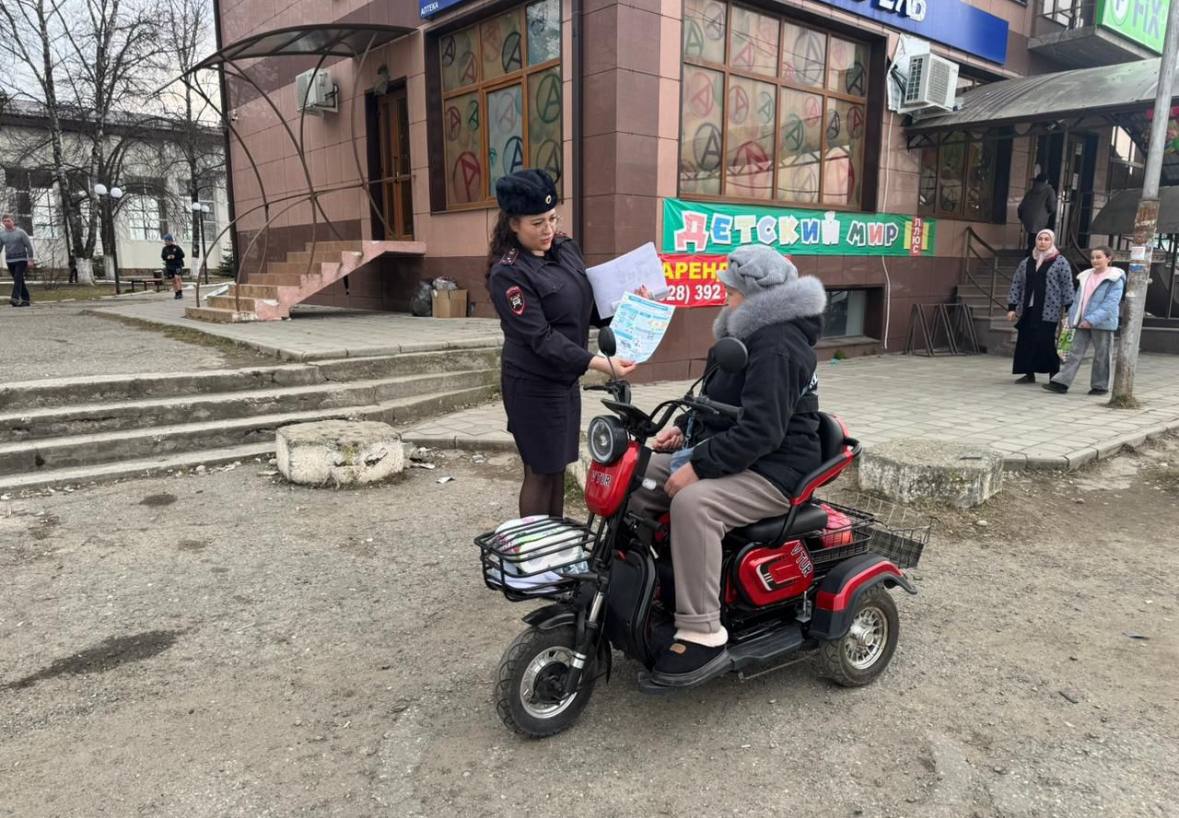 В преддверии теплых дней, когда дети больше гуляют и находятся на улице, сотрудники Госавтоинспекции Межмуниципального отдела МВД России «Зеленчукский» проводят профилактические беседы с родителями и водителями СИМ, в целях... В преддверии теплых дней, когда дети больше гуляют и находятся на улице, сотрудники Госавтоинспекции Межмуниципального отдела МВД России «Зеленчукский» проводят профилактические беседы с родителями и водителями СИМ, в целях...