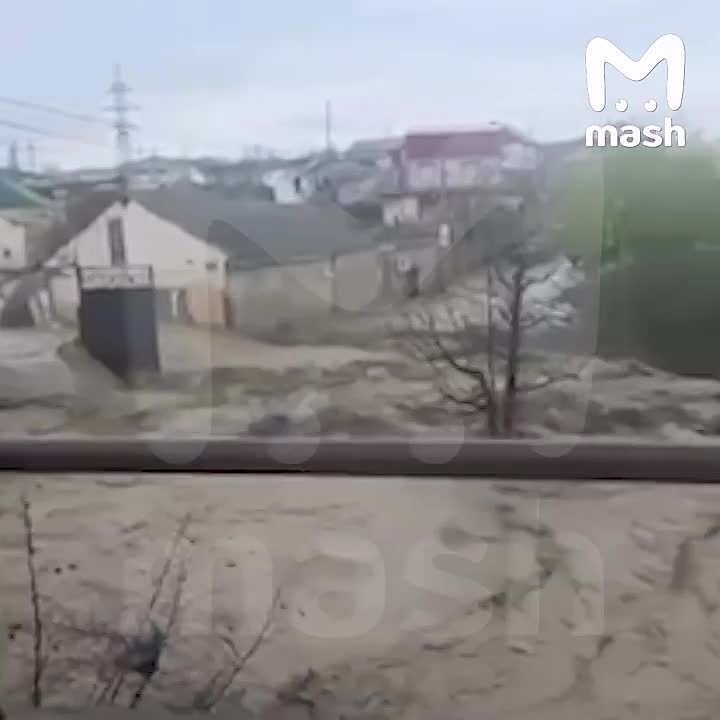 Крупные разрушения в районе новой автостанции в Махачкале — частные дома складываются из-за потока воды