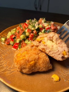 Куриные котлеты с сыром: простой вариант под «киевский» вкус за 15 минут