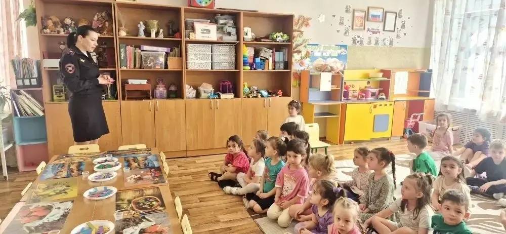 Инспектор по пропаганде безопасности дорожного движения Отдела МВД России по г. Черкесску Елена Галустян провела в детском саду «Родничок» викторину по ПДД «Знаю правила дорожного движения» Инспектор по пропаганде безопасности дорожного движения Отдела МВД России по г. Черкесску Елена Галустян провела в детском саду «Родничок» викторину по ПДД «Знаю правила дорожного движения»