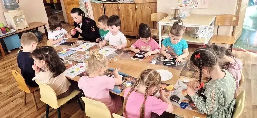 Инспектор по пропаганде безопасности дорожного движения Отдела МВД России по г. Черкесску Елена Галустян провела в детском саду «Родничок» викторину по ПДД «Знаю правила дорожного движения» Инспектор по пропаганде безопасности дорожного движения Отдела МВД России по г. Черкесску Елена Галустян провела в детском саду «Родничок» викторину по ПДД «Знаю правила дорожного движения»