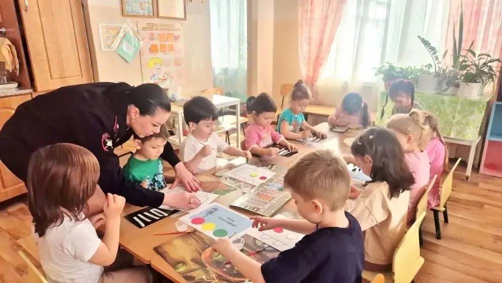 Инспектор по пропаганде безопасности дорожного движения Отдела МВД России по г. Черкесску Елена Галустян провела в детском саду «Родничок» викторину по ПДД «Знаю правила дорожного движения» Инспектор по пропаганде безопасности дорожного движения Отдела МВД России по г. Черкесску Елена Галустян провела в детском саду «Родничок» викторину по ПДД «Знаю правила дорожного движения»