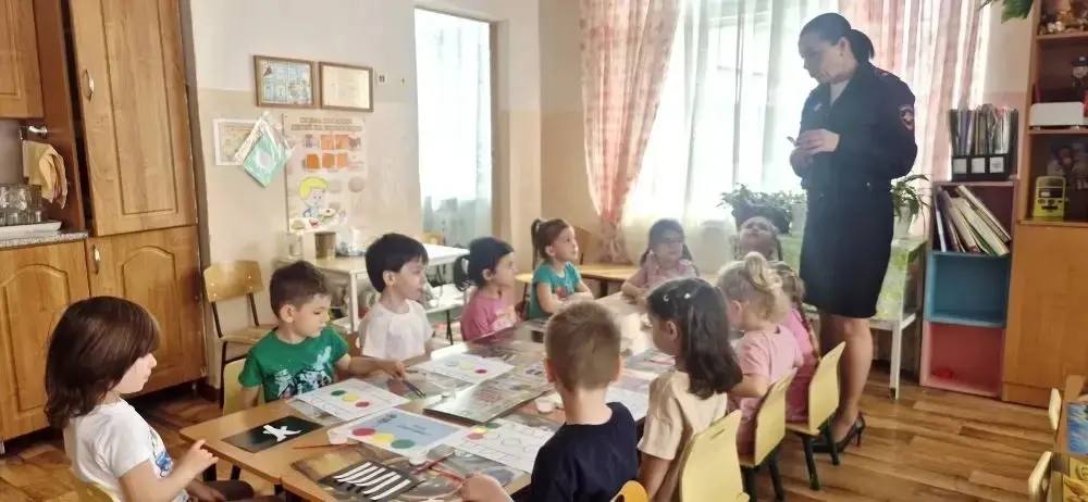 Инспектор по пропаганде безопасности дорожного движения Отдела МВД России по г. Черкесску Елена Галустян провела в детском саду «Родничок» викторину по ПДД «Знаю правила дорожного движения» Инспектор по пропаганде безопасности дорожного движения Отдела МВД России по г. Черкесску Елена Галустян провела в детском саду «Родничок» викторину по ПДД «Знаю правила дорожного движения»