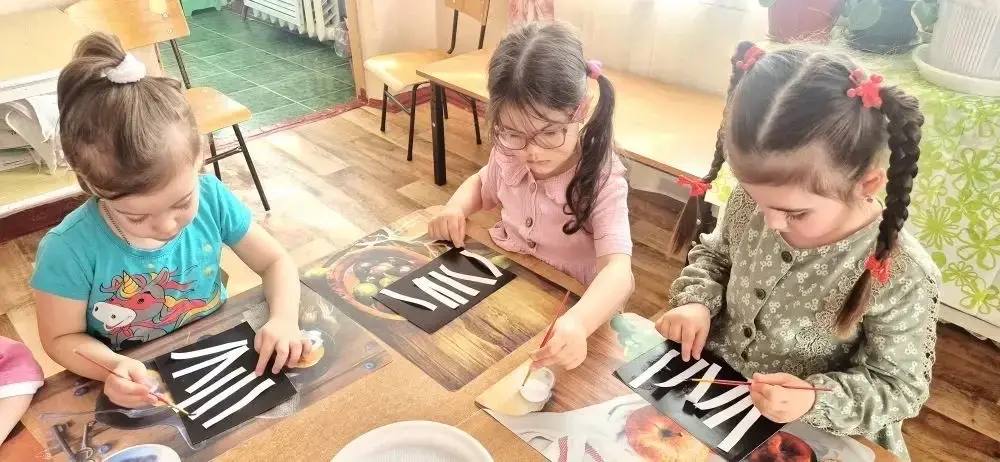 Инспектор по пропаганде безопасности дорожного движения Отдела МВД России по г. Черкесску Елена Галустян провела в детском саду «Родничок» викторину по ПДД «Знаю правила дорожного движения» Инспектор по пропаганде безопасности дорожного движения Отдела МВД России по г. Черкесску Елена Галустян провела в детском саду «Родничок» викторину по ПДД «Знаю правила дорожного движения»