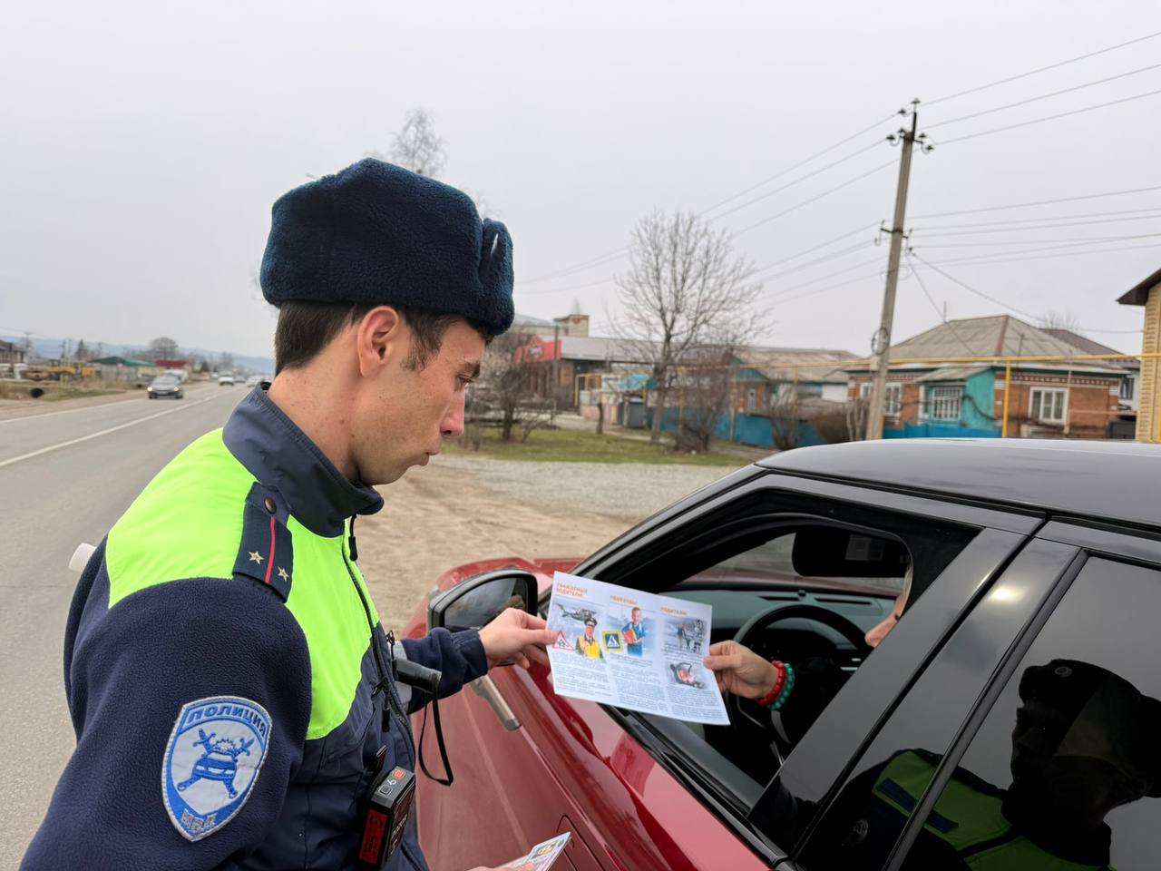 Сотрудники Госавтоинспекции Межмуниципального отдела МВД России «Зеленчукский» провели профилактические беседы с водителями с целью профилактики детского дорожно-транспортного травматизма Сотрудники Госавтоинспекции Межмуниципального отдела МВД России «Зеленчукский» провели профилактические беседы с водителями с целью профилактики детского дорожно-транспортного травматизма