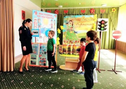 Для повышения знаний в области дорожного движения сотрудники Госавтоинспекции Отдела МВД России по г. Черкесску провели с воспитанниками детского сада «Гнёздышко» викторину под названием «Светофор»