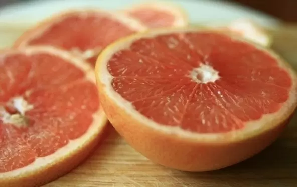 Грейпфрут: удивительные преимущества и скрытые опасности этого цитрусового плода